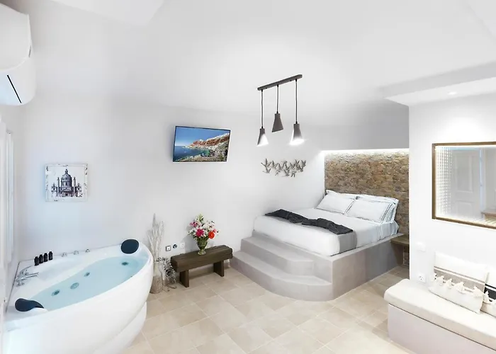 Secret Gem * Oia (Santorini)