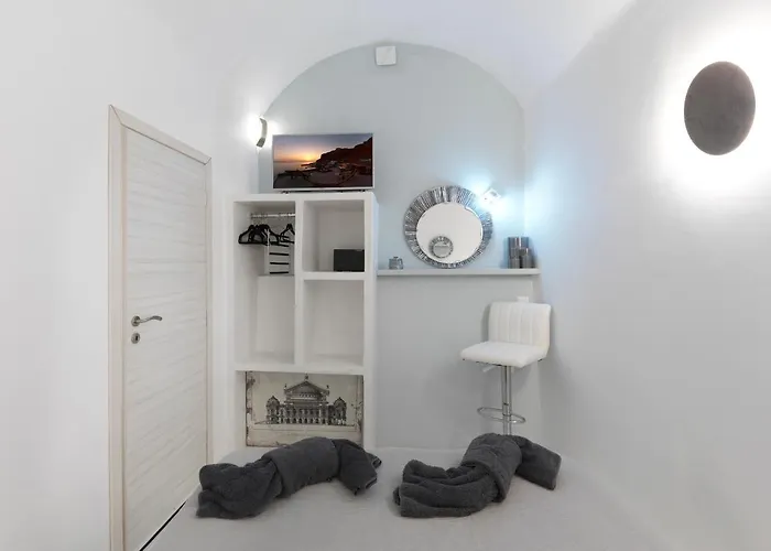 Secret Gem * Oia (Santorini)